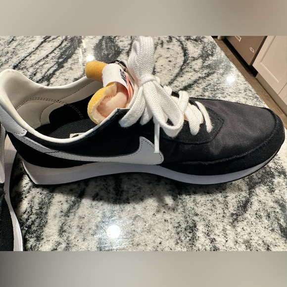 NIKE RUNNING SHOES/ BLK AND WHITE - Picture 5 of 5